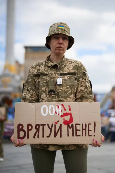 Ukrainske Aktivist Poserer Med Banner Kunstudførelse Dedikeret Til Fængslede Soldater - Stock-foto