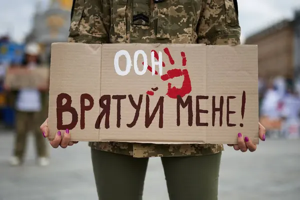 Person Har Banner Ukrainsk Ved Offentlig Demonstration Dedikeret Til Tilfangetagne - Stock-foto