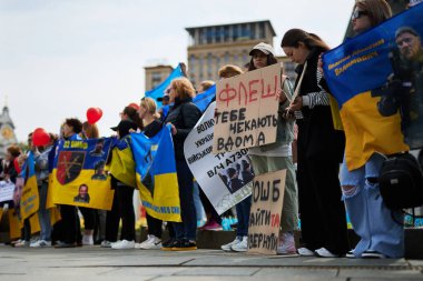 Bir grup Ukraynalı kadın esir ve kayıp askerlerin Rus hapishanelerinden salıverilmesi için gösteri yapıyor. Kyiv - 13 Nisan 2024