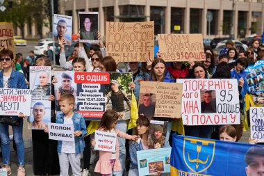 Ukrayna Silahlı Kuvvetleri 95. saldırı tugayının yakınları, Rus hapishanelerinde tutsak olarak kalan askerlerin portreleriyle gösteri yapıyorlar. Kyiv - 13 Nisan 2024