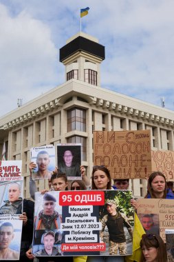 Rus hapishanelerindeki askerlerin serbest bırakılması için gösteri yapan esir alınmış Ukraynalı askerlerin akrabaları. Kyiv - 13 Nisan 2024