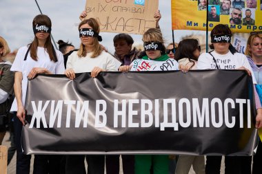 Gözleri bağlı Ukraynalı aktivistler, 13 Nisan 2024 'te Meydan Meydanı' nda 