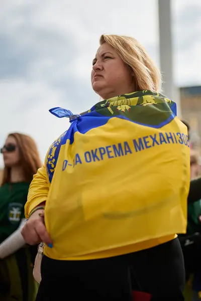 Mulher Ucraniana Patriótica Vestindo Uma Bandeira Nacional Azul Amarela Comício Imagens Royalty-Free