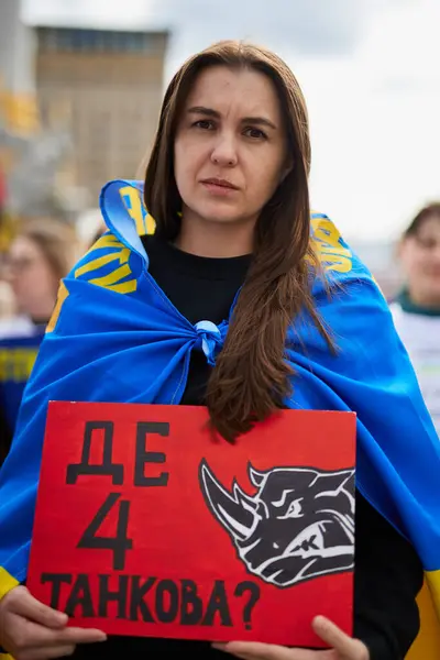 悲しいウクライナの女性がポスターをポーズ 第4戦車旅団はどこにあるのか デモで キエフ 2024 ストック画像