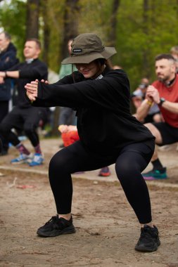 Kyiv 'deki Sparta Yarışı' nda koşudan önce egzersiz yapan genç kız - 20 Nisan 2024