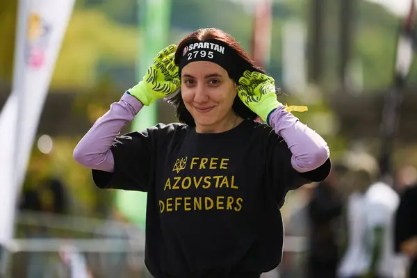 Porträtt Glad Ukrainsk Kvinna Springa Sprint Avstånd Spartan Race Tävlingen Stockfoto