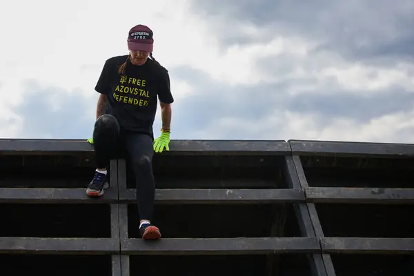 Жінка Спортсменка Піднімається Над Ковзною Стіною Змаганнях Спартанських Перегонів Києві Ліцензійні Стокові Фото