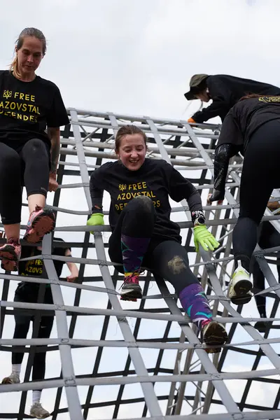 Frauen Klettern Beim Spartan Race Kiew Über Die Große Pyramide Stockbild