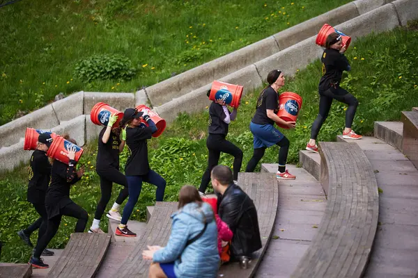 Gruppe Ukrainischer Frauen Die Eimer Mit Wasser Auf Treppen Der Stockbild