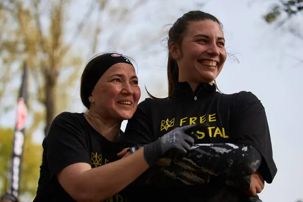 Retrato Mulheres Ucranianas Felizes Finalistas Competição Spartan Race Kiev Abril Fotos De Bancos De Imagens