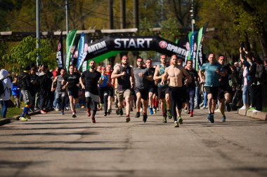 Kyiv 'deki Sparta Yarışı' nda maraton koşusuna başlayan bir grup sporcu - 20 Nisan 2024