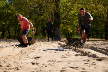 Ukraynalı erkekler 20 Nisan 2024 'te Kyiv' de düzenlenen Sparta Yarışı 'nda plaka kalkış disiplininde yarışıyorlar.