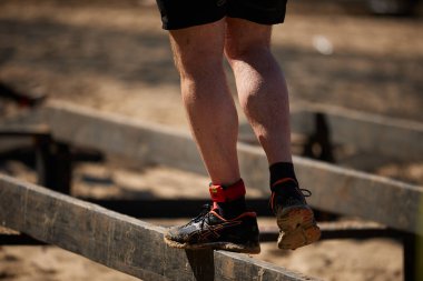 Kyiv 'deki Sparta Yarışı' nda denge kirişinde yürüyen bir sporcunun ayakları - 20 Nisan 2024