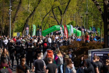 Kyiv 'deki Sparta Yarışı' na katılan büyük bir grup insan - 20 Nisan 2024