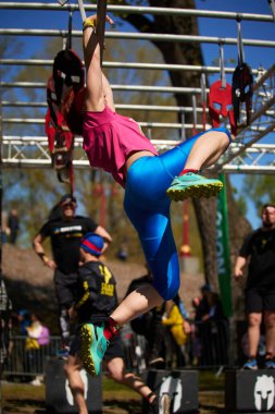 Kyiv 'deki Sparta Yarışı' nda barlarda halka salıncaklarıyla egzersiz yapan Ukraynalı kadın - 20 Nisan 2024