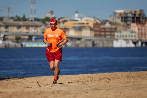Sporty Ucraniano Homem Correndo Praia Competição Spartan Race Kiev Abril Fotos De Bancos De Imagens Sem Royalties