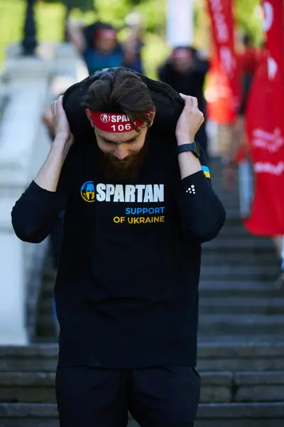 Jovem Ucraniano Carrega Saco Areia Pesada Seus Ombros Competição Spartan Fotos De Bancos De Imagens Sem Royalties
