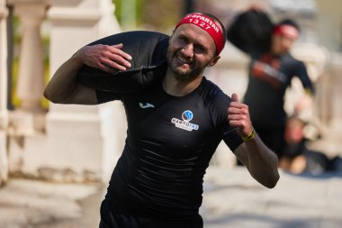 Kyiv 'deki Sparta Yarışı' nda kum torbası taşıyan neşeli Ukraynalı adam - 20 Nisan 2024