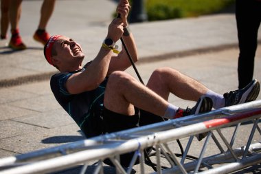 Kyiv 'deki Sparta Yarışı' nda 20 Nisan 2024 'te Herkül kaldırma makinesinin üzerinde kum torbasıyla ipi çeken güçlü genç bir kadın.