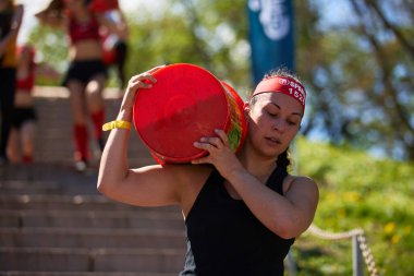 Kyiv 'deki Sparta Yarışı' nda kovayla su taşıyan kaslı genç kadın - 20 Nisan 2024