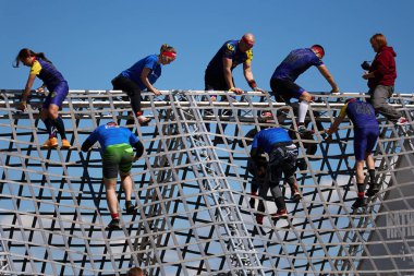 Kyiv 'deki Sparta Yarışı' nda büyük duvara tırmanan bir grup sporcu - 20 Nisan 2024