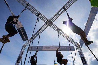 Kyiv 'deki Sparta Yarışı' nda iplere tırmanan sporcular - 20 Nisan 2024