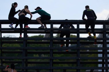 Kyiv 'deki Sparta Yarışı' nda tahta piramidin tepesindeki Ukraynalı atletler grubu - 20 Nisan 2024