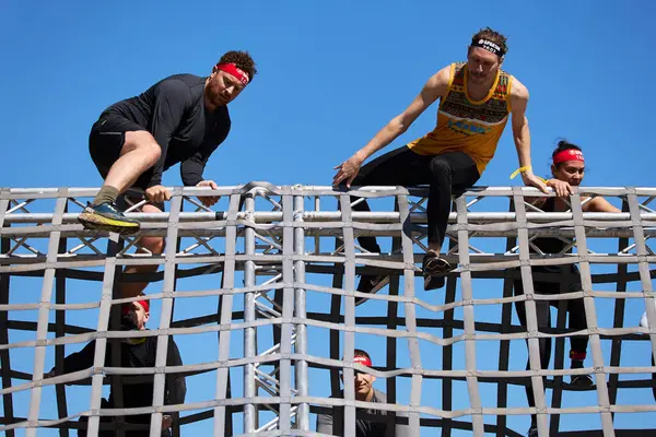 Atletas Escalando Obstáculo Pirâmide Competição Spartan Race Kiev Abril 2024 Imagens De Bancos De Imagens