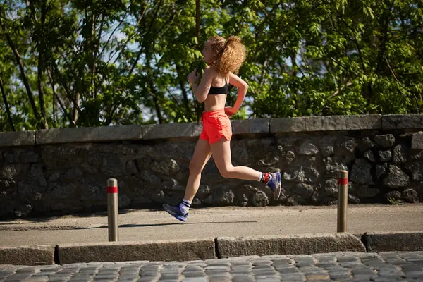 キエフのスパルタ競技大会でマラソンを走る若い女性 2024年4月20日 ロイヤリティフリーのストック画像