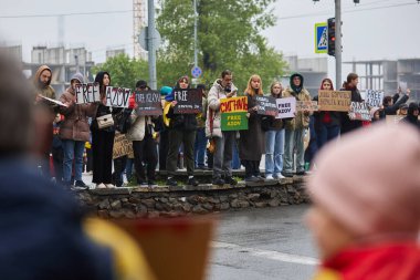 Bir grup Ukraynalı, Rus esaretine karşı halka açık bir protesto için pankartlarla poz veriyor. Kyiv - 21 Nisan 2024