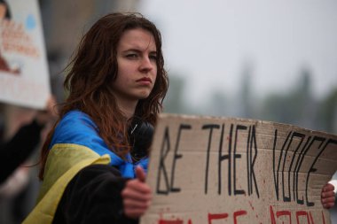Ulusal bayrak taşıyan Ukraynalı genç bir kız, Mariupol ve Azovstal 'in yakalanan savunucularına adanmış bir gösteride 