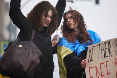 Genç Ukraynalı kızlar yağmurda protesto yapıyor. Eylemciler Mariupol 'ün yakalanan savunucularının serbest bırakılması için gösteri yapıyorlar. Kyiv - 21 Nisan 2024