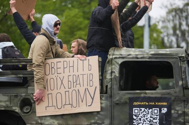 Ukraynalı aktivist, Mariupol şehrinin yakalanan savunucularının serbest bırakılması için düzenlenen mitingde üzerinde 