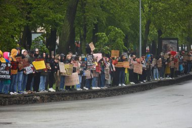 Ukraynalı geniş bir grup, Mariupol 'ün yakalanan savunucularını Rus hapishanelerinden çıkarmak için gösteri yapıyor. Kyiv - 21 Nisan 2024