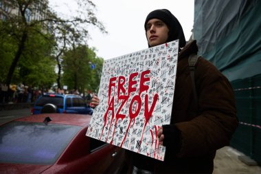 Genç Ukraynalı adam Mariupol 'ün yakalanan savunucularına adanmış bir mitingde 