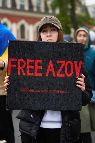 Mujer Ucraniana Posando Con Una Pancarta Free Azov Kiev Abril Imágenes De Stock Sin Royalties Gratis