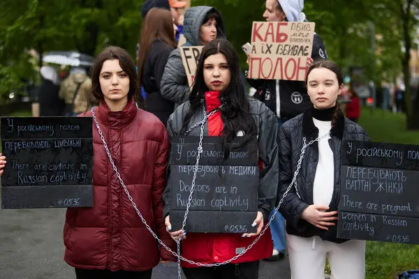 Jovens Meninas Ucranianas Posando Cadeias Com Bandeiras Dedicadas Defensores Capturados Imagens De Bancos De Imagens Sem Royalties