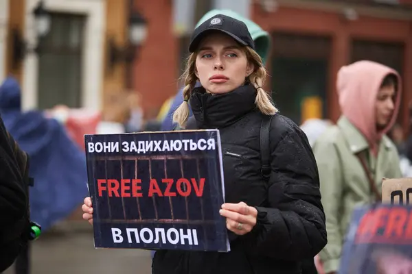 Eine Junge Ukrainerin Hält Ein Schild Mit Der Aufschrift Sie lizenzfreie Stockbilder