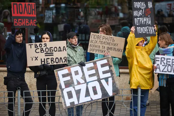 Ukraińcy Protestują Przeciwko Niewoli Rosyjskiej Żądają Natychmiastowego Uwolnienia Wszystkich Schwytanych Zdjęcia Stockowe bez tantiem
