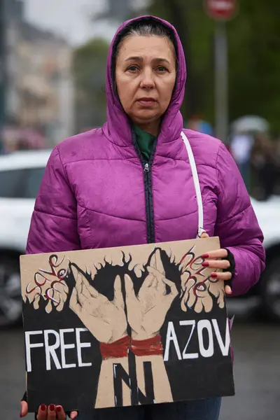 Ανώτερη Ουκρανή Που Ποζάρει Ένα Πανό Free Azov Μια Δημόσια Εικόνα Αρχείου