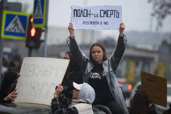 Ukrainischer Aktivist Auf Einem Pickup Mit Einem Banner Gefangenschaft Bedeutet Stockbild