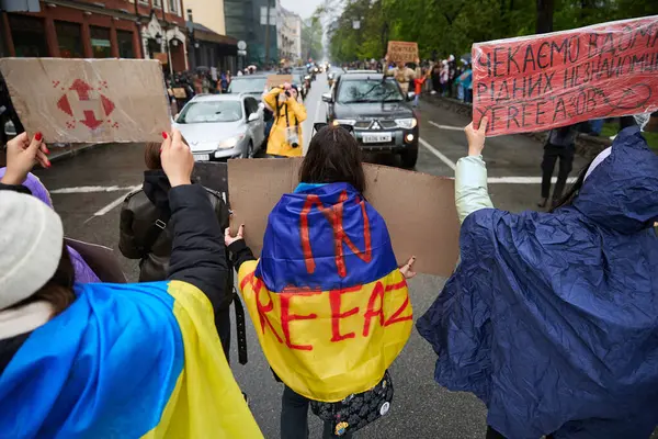 Ukrajinští Vlastenci Pózují Prapory Uprostřed Silnice Během Pokojného Protestu Kyjevě Stock Fotografie