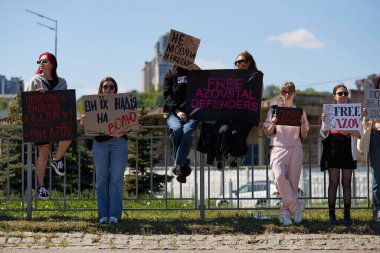 Mariupol ve Azovstal 'in yakalanan savunucularının serbest bırakılması için gösteri yapan Ukraynalı kadınlar. Kyiv - 28 Nisan 2024