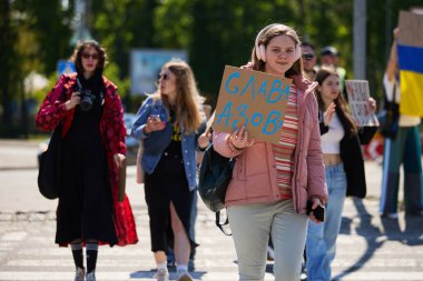 Ukraynalı genç kız, 28 Nisan 2024 'te Kyiv' de düzenlenen barışçıl gösteride 