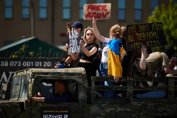 Oekraïense Patriotten Rijden Een Militaire Vrachtwagen Met Het Opschrift Azov Rechtenvrije Stockfoto's