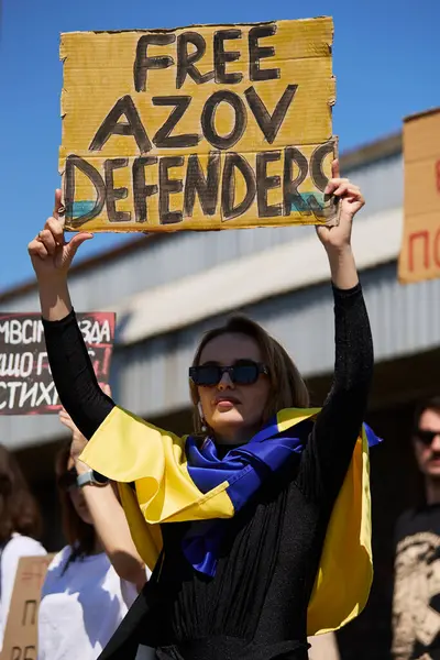 Fiatal Ukrán Pózol Free Azov Defenders Felirattal Egy Kijevi Tüntetésen Stock Kép