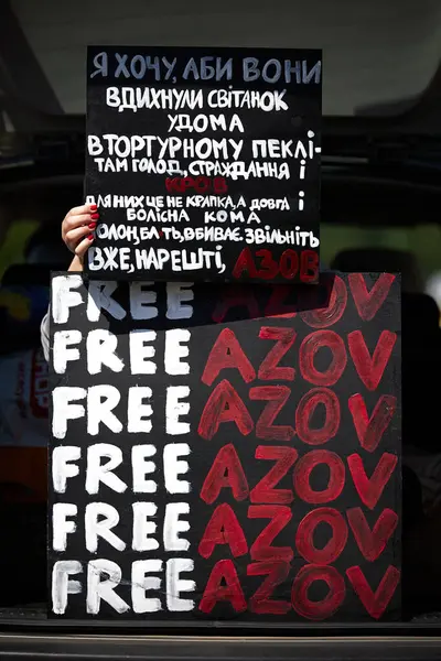 Activista Ucraniano Sostiene Una Pancarta Azov Libre Una Manifestación Pública Imágenes De Stock Sin Royalties Gratis