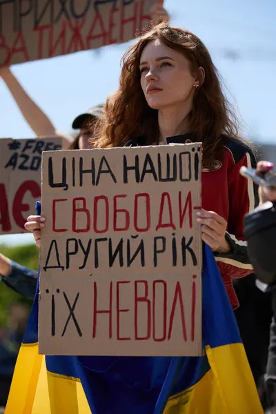 Die Schöne Ukrainerin Hält Ein Banner Mit Der Aufschrift Preis Stockbild