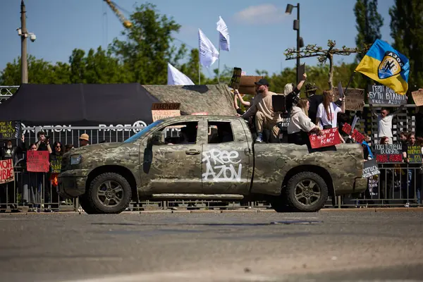 Camioneta Militar Ucraniana Con Activistas Monta Una Manifestación Por Liberación Imagen De Stock