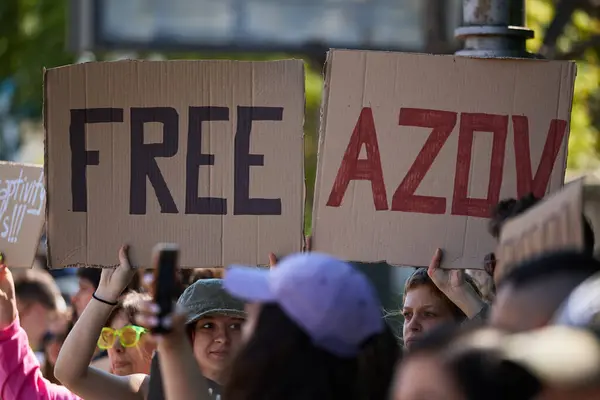 Para Aktivis Menggelar Sebuah Spanduk Free Azov Pada Sebuah Unjuk Stok Foto Bebas Royalti